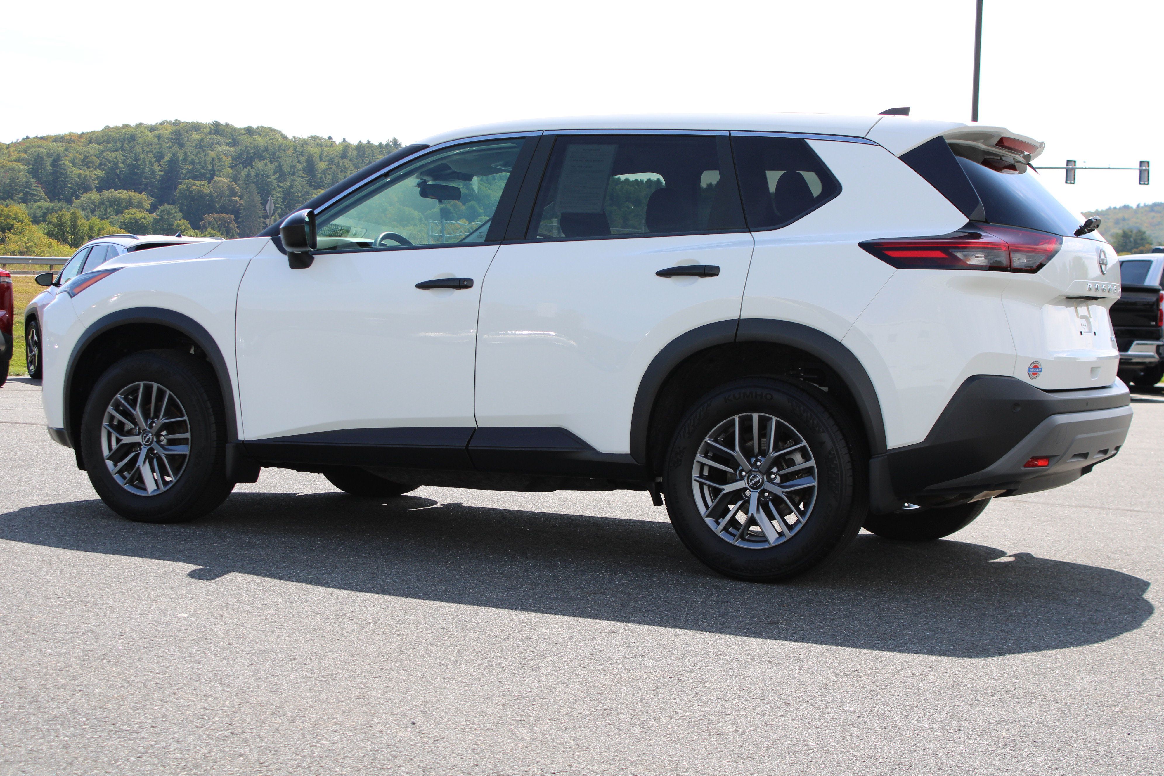 Used 2023 Nissan Rogue S AWD/4WD image 10