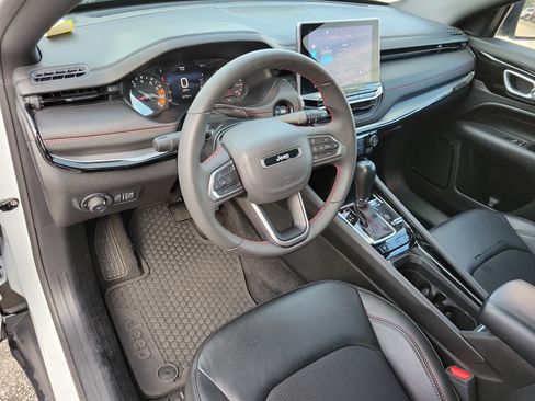 Used 2025 Jeep Compass Trailhawk AWD/4WD image 8
