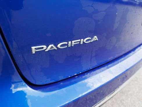 Used 2020 Chrysler Pacifica Touring-L image 11