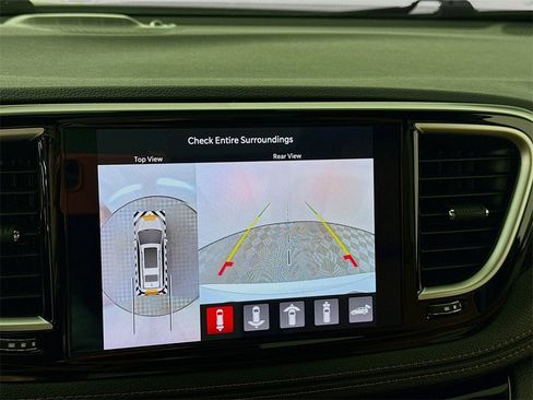 Used 2023 Chrysler Pacifica Pinnacle image 8
