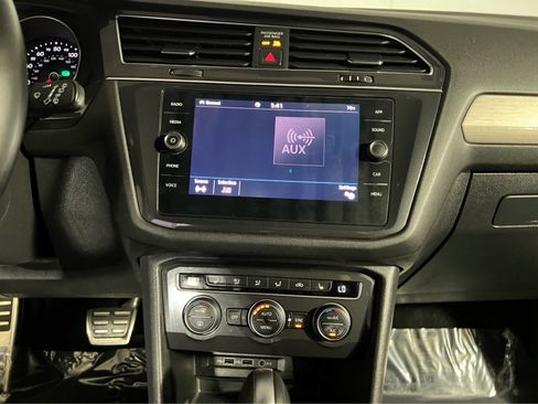 Used 2020 Volkswagen Tiguan SE R-Line AWD/4WD image 12