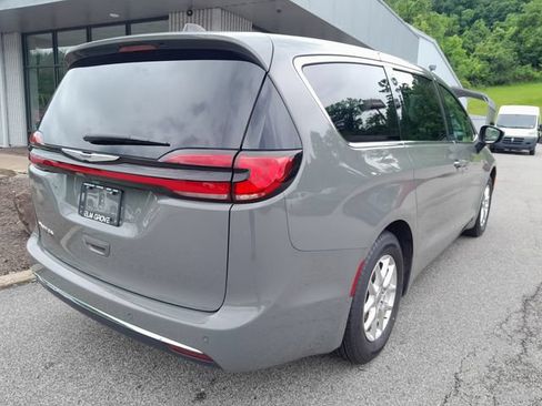 Used 2023 Chrysler Pacifica Touring-L FWD image 8