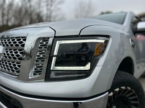 Used 2017 Nissan Titan SL image 5