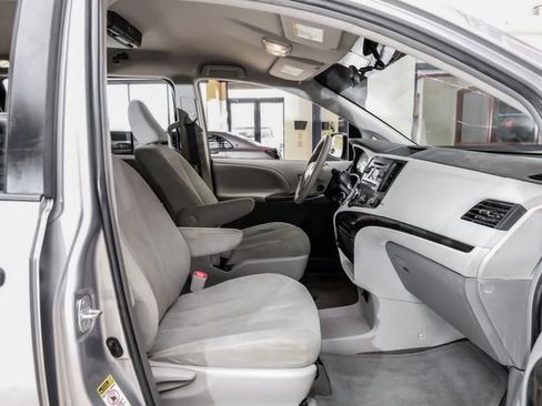 Used 2012 Toyota Sienna LE image 28