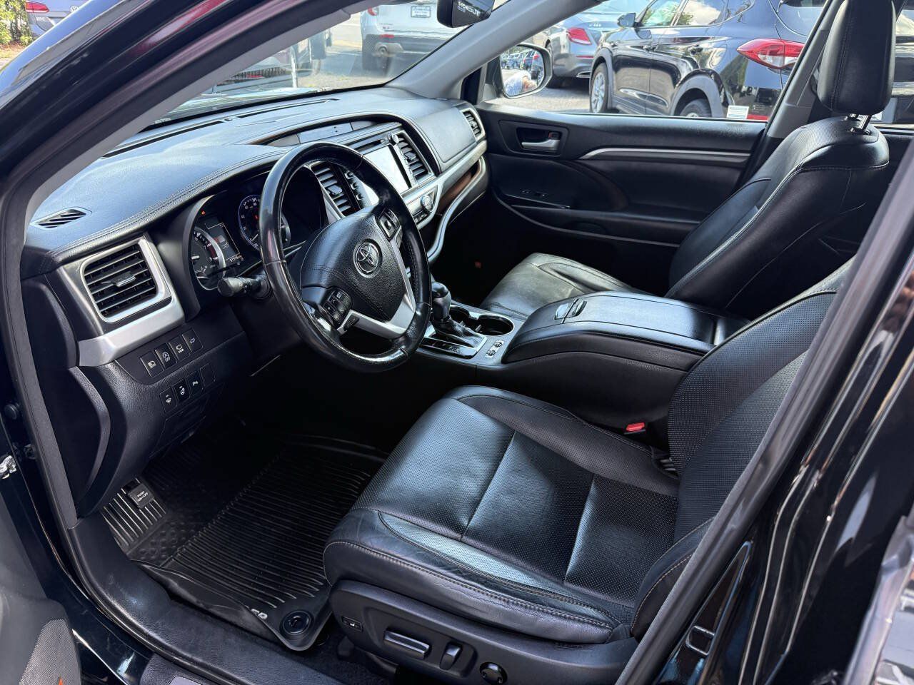 Used 2017 Toyota Highlander Limited Platinum AWD/4WD image 11
