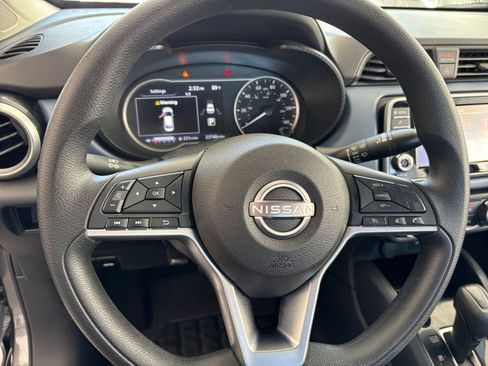 Used 2025 Nissan Versa SV FWD image 28