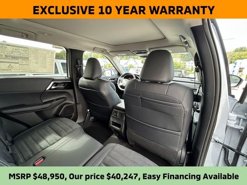 New 2025 Mitsubishi Outlander SE image 18