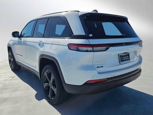 Used 2023 Jeep Grand Cherokee Altitude AWD/4WD image 5
