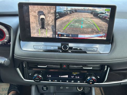 Used 2025 Nissan Rogue SL FWD image 21