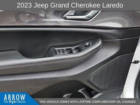 Used 2023 Jeep Grand Cherokee Laredo AWD/4WD image 21