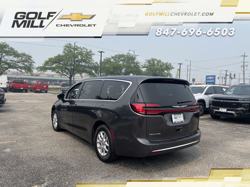 Used 2023 Chrysler Pacifica Touring-L FWD image 7