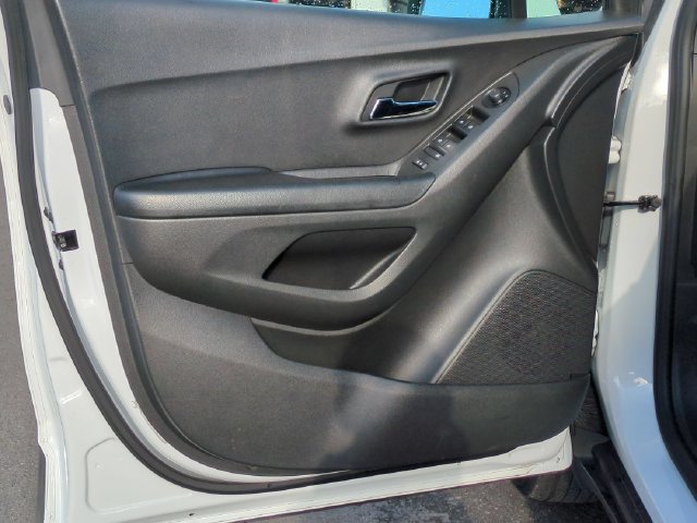 Used 2022 Chevrolet Trax LS w/ Tint and Cruise Package AWD/4WD image 6