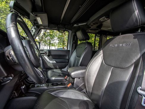 Used 2013 Jeep Wrangler Unlimited Rubicon w/ Connectivity Group AWD/4WD image 10