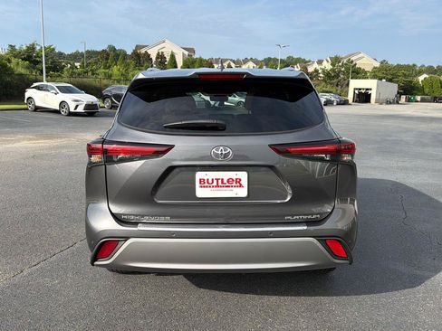 Used 2024 Toyota Highlander Platinum FWD image 5