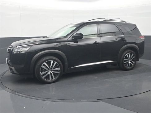 Used 2025 Nissan Pathfinder Platinum w/ Black Appearance Package image 4