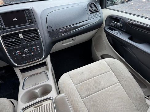 Used 2013 Dodge Grand Caravan SXT w/ UConnect Hands-Free Group image 17