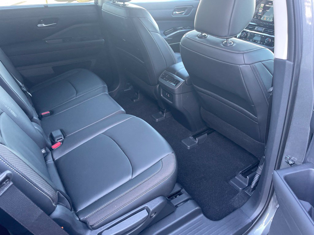 Used 2025 Nissan Pathfinder SL AWD/4WD image 12