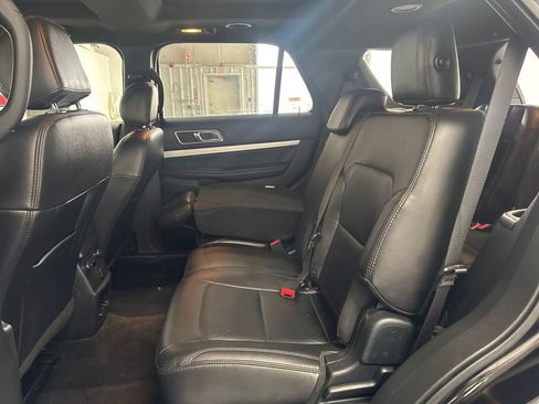 Used 2017 Ford Explorer XLT w/ Equipment Group 202A AWD/4WD image 18