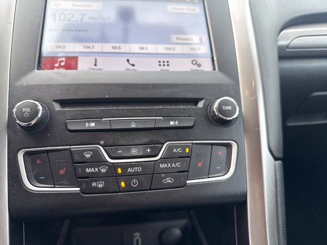Used 2017 Ford Fusion SE w/ Fusion SE Technology Package FWD image 19