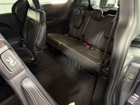 Used 2021 Chrysler Pacifica Touring-L w/ Uconnect Theater Family Group image 11