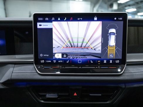 Used 2025 Volkswagen Tiguan SE w/ Panoramic Sunroof Package AWD/4WD image 28