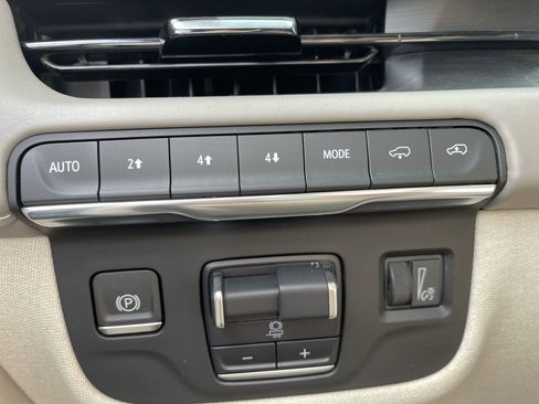 Used 2023 Cadillac Escalade ESV Sport Platinum w/ LPO, ONYX Package AWD/4WD image 18