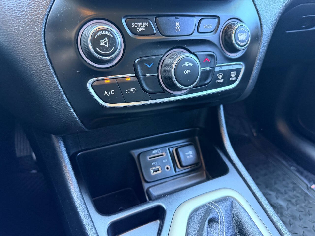 Used 2017 Jeep Cherokee Sport w/ Cold Weather Group FWD image 35