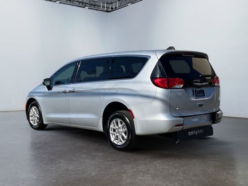 Used 2023 Chrysler Voyager LX image 8