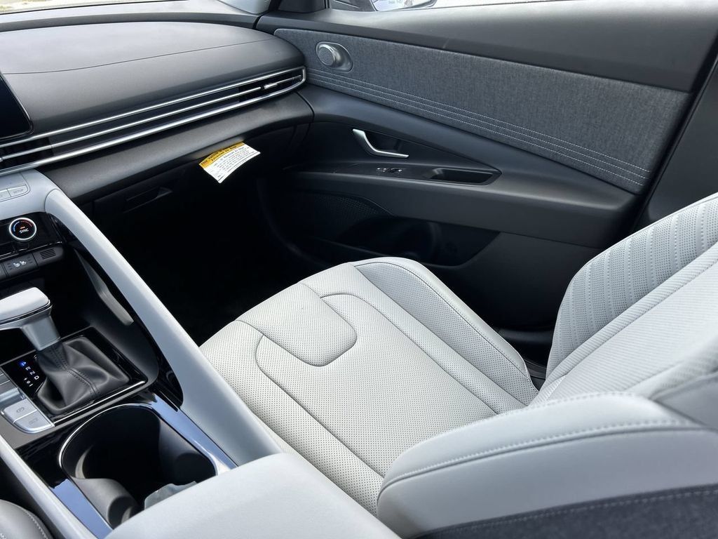 New 2025 Hyundai Elantra Limited FWD image 6