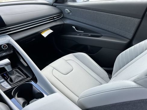New 2025 Hyundai Elantra Limited FWD image 6