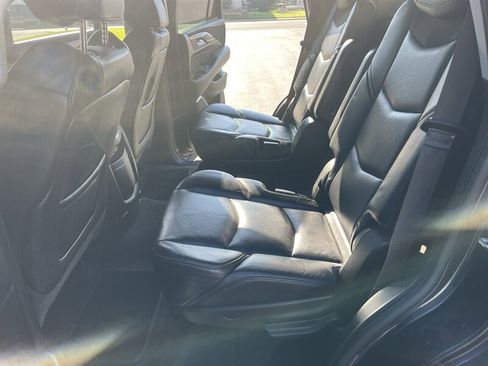 Used 2015 Cadillac Escalade Premium image 32