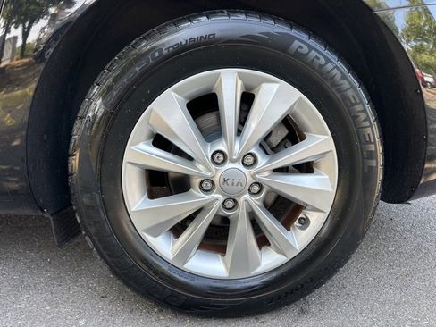 Used 2017 Kia Sedona LX w/ LX Essentials Premium Package image 25