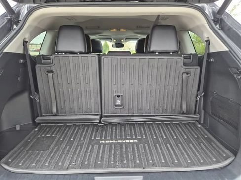 Used 2022 Toyota Highlander XLE AWD/4WD image 11