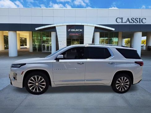 Used 2023 Chevrolet Traverse Premier FWD image 4
