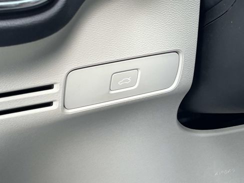 Used 2023 Volvo XC40 B5 Ultimate w/ Protection Package Premier image 22