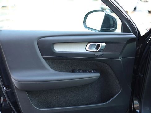 Used 2025 Volvo XC40 B5 Core image 11