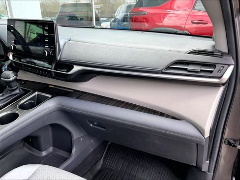 Used 2024 Toyota Sienna Limited image 13