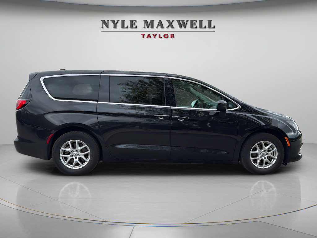 Used 2022 Chrysler Voyager LX FWD image 13