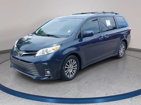 Used 2018 Toyota Sienna XLE Premium FWD image 1