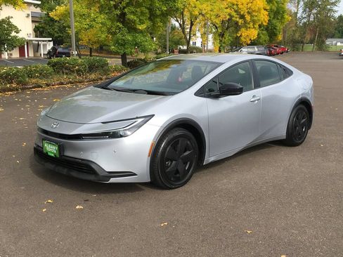 Used 2025 Toyota Prius LE FWD image 11