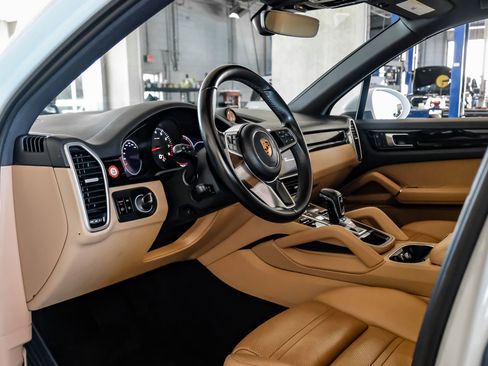 Used 2019 Porsche Cayenne AWD/4WD image 2