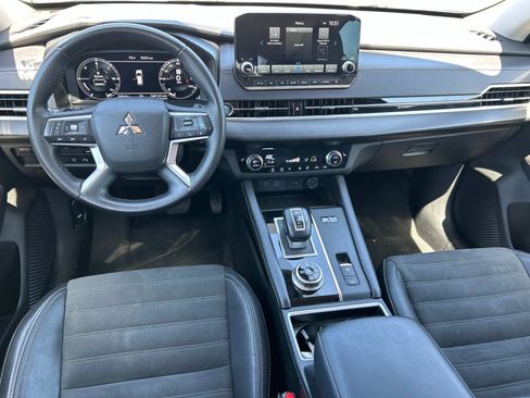 Used 2023 Mitsubishi Outlander SE image 6