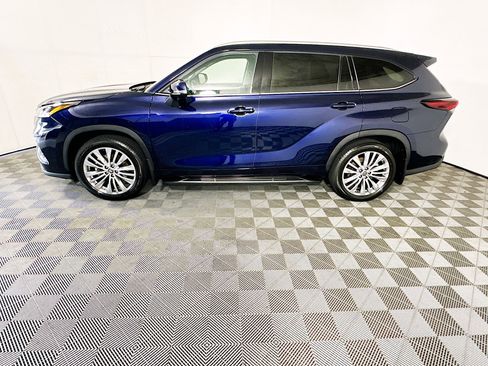 Used 2024 Toyota Highlander Platinum FWD image 6