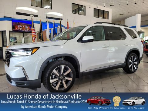 New 2025 Honda Pilot Touring image 1