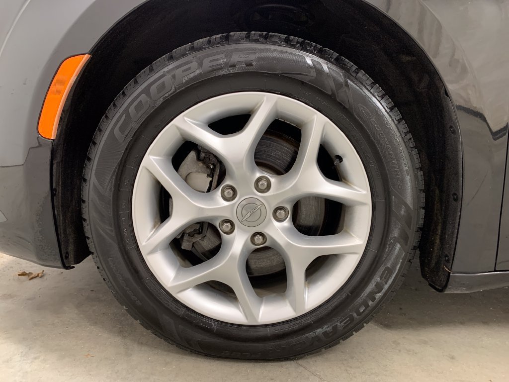 Used 2017 Chrysler Pacifica Touring-L Plus w/ Tire & Wheel Group FWD image 2