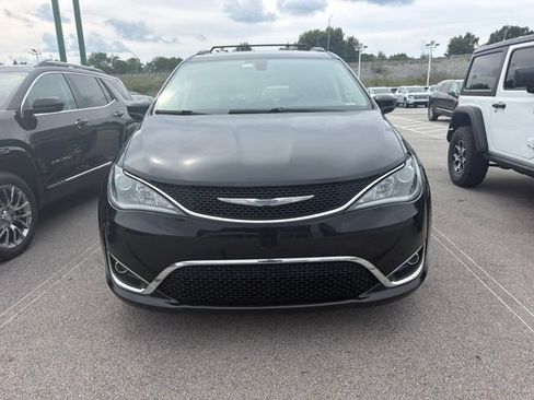 Used 2017 Chrysler Pacifica Touring-L FWD image 2