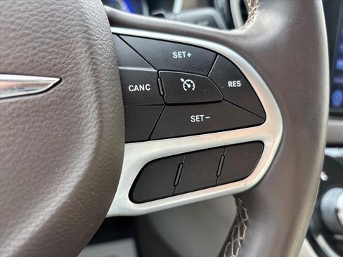 Used 2017 Chrysler Pacifica Touring-L image 15