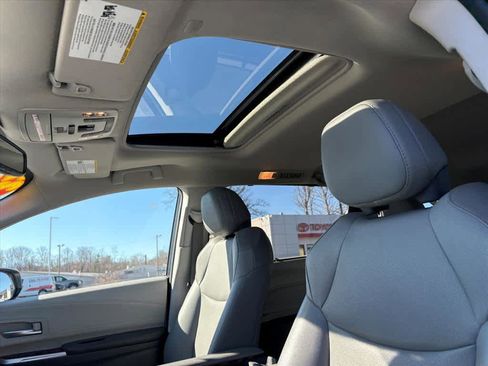 Used 2022 Toyota Sienna XLE image 22