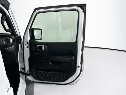 Used 2020 Jeep Wrangler Unlimited Sahara AWD/4WD image 30