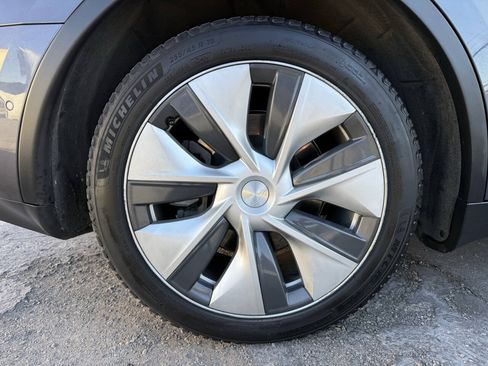 Used 2021 Tesla Model Y Long Range AWD/4WD image 31
